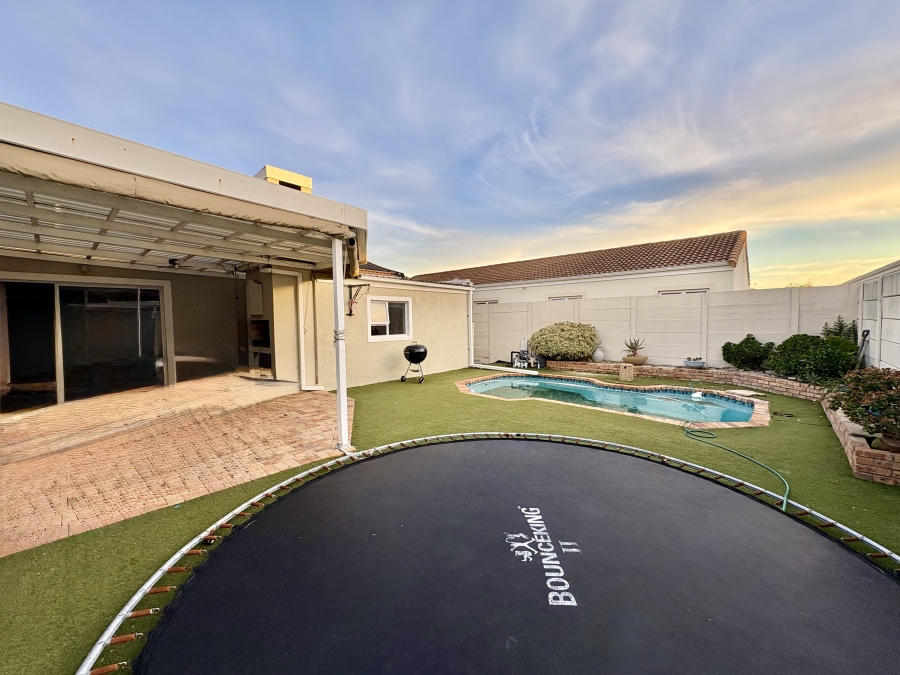 To Let 3 Bedroom Property for Rent in Sunningdale Western Cape